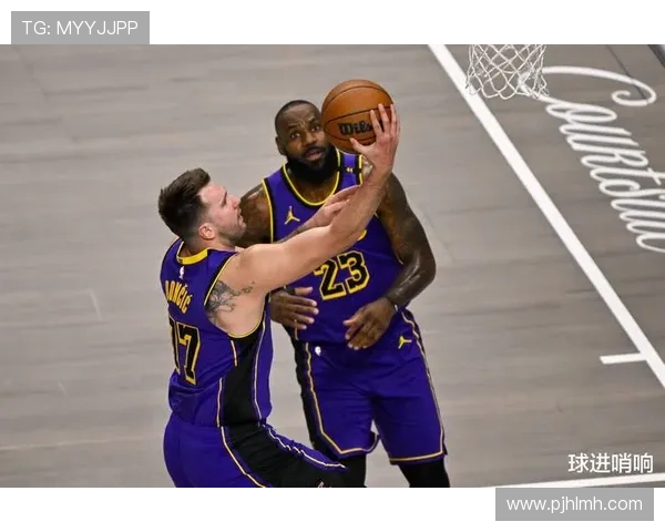 湖人双星合砍七十分力克勇士 詹姆斯关键时刻连中三分引爆全场